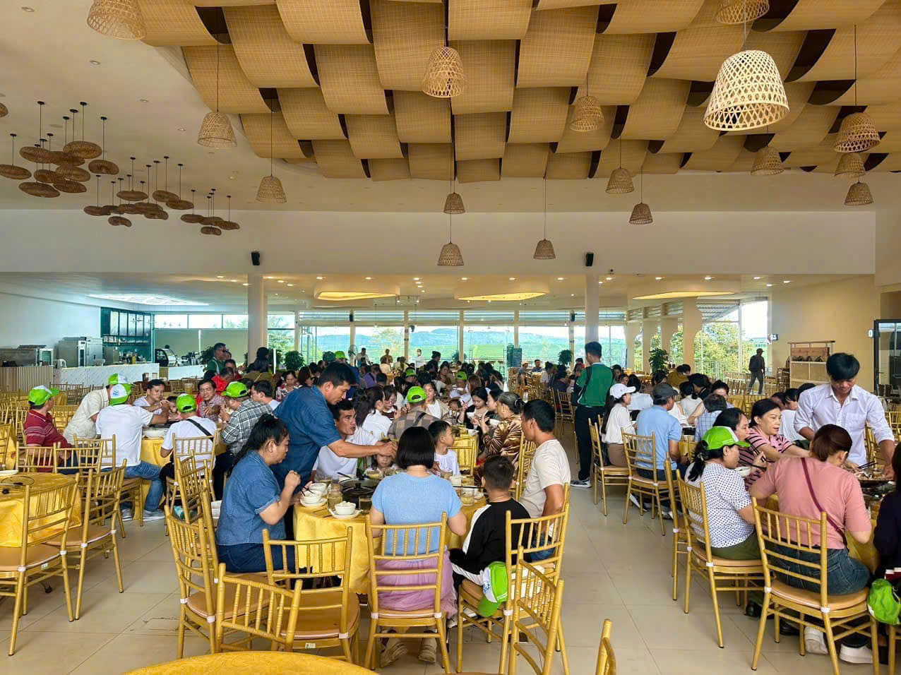 Ứng dụng ghế tiffany trong không gian sảnh tiệc nhà hàng hội nghị