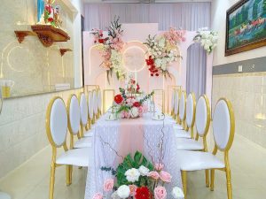 Lưng ghế dáng oval mềm mại đặc trưng quý tộc của ghế nhà hàng louis