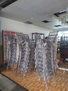 Chi tiết ghế tiffany nhựa bóng màu nâu