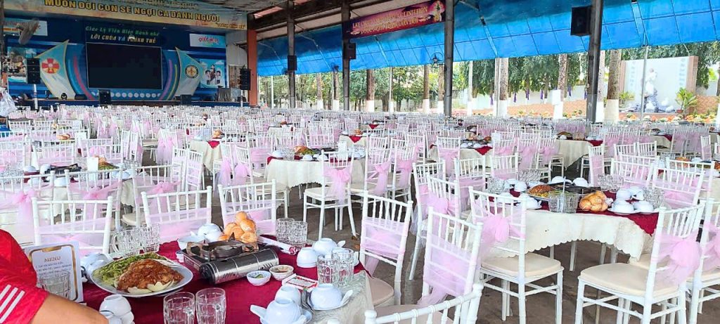 Ghế Nhựa Hay Ghế Sắt? Mẹo Chọn Đúng Giữa 2 Loại Ghế 4 Ghế nhựa hay ghế sắt – nên chọn loại nào cho sự kiện?