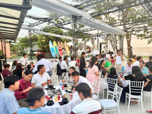 ghế Tiffany nhựa tại Lalasea Bistro Hà Tiên