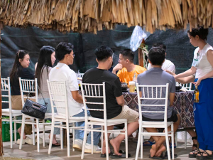 ghế Tiffany nhựa tại Lalasea Bistro Hà Tiên
