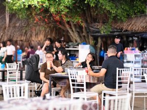 ghế Tiffany nhựa tại Lalasea Bistro Hà Tiên