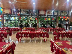 Không gian nhà hàng đồng bộ Ghế Tiffany Nhựa Tại Cơm Niêu Vĩnh Lợi Cam Ranh