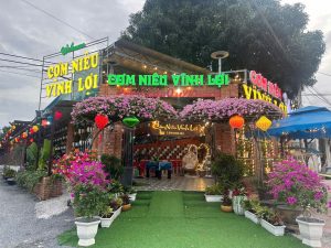 Ghế Tiffany Nhựa Tại Cơm Niêu Vĩnh Lợi