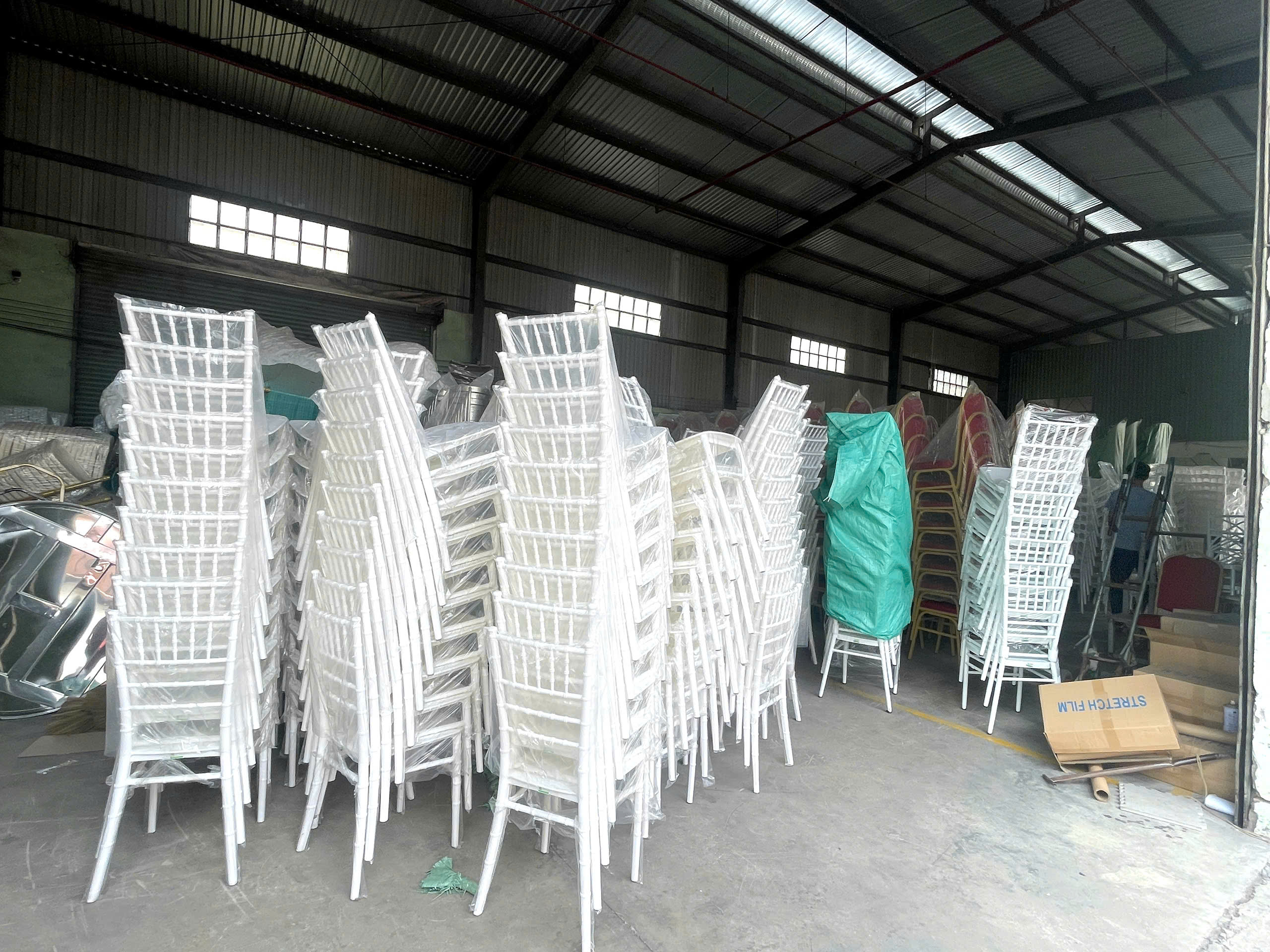 cung cấp ghế chiavari trắng giá sỉ xếp chồng bọc màng pe tại kho