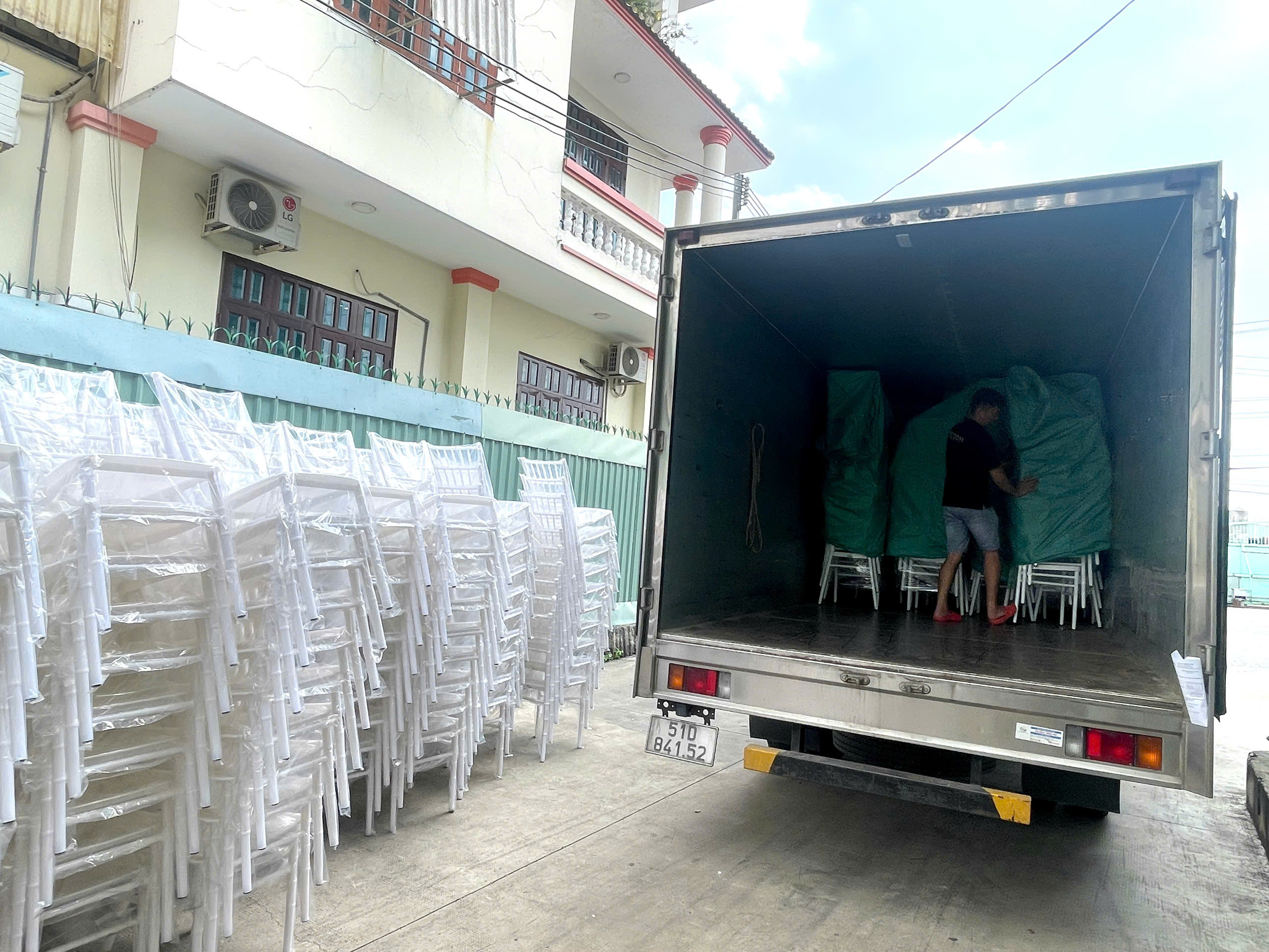 xep ghe chiavari trang len xe tai giao hang